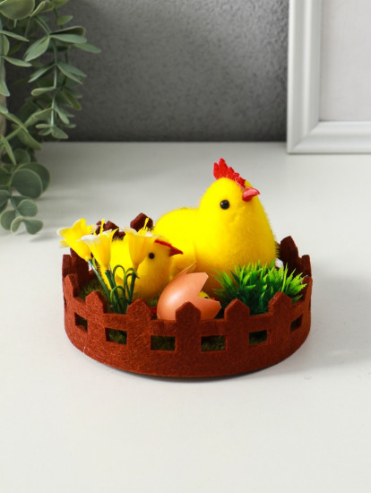 Фигурка пасхальная «Курочка с цыплятами на лужайке с забором»