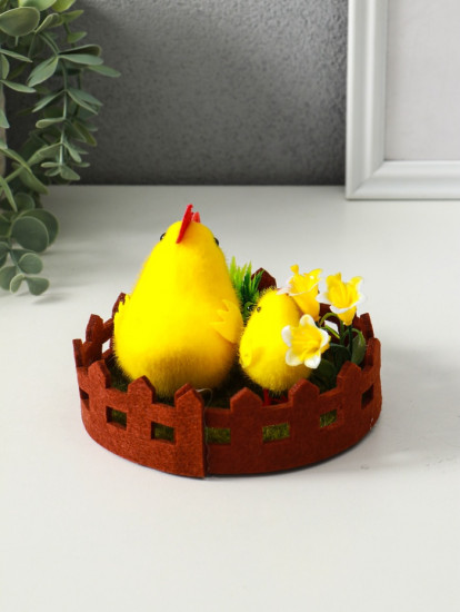 Фигурка пасхальная «Курочка с цыплятами на лужайке с забором»