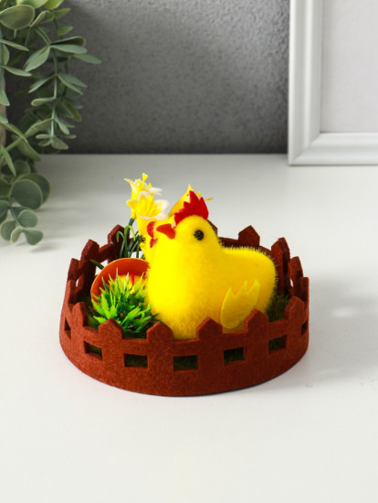 Фигурка пасхальная «Курочка с цыплятами на лужайке с забором»