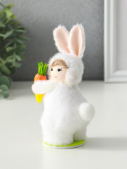 Фигурка пасхальная «Малыш в костюме кролика с морковкой» - Фото 1
