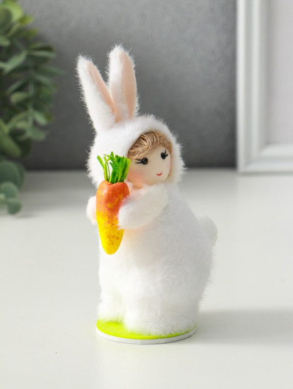 Фигурка пасхальная «Малыш в костюме кролика с морковкой»