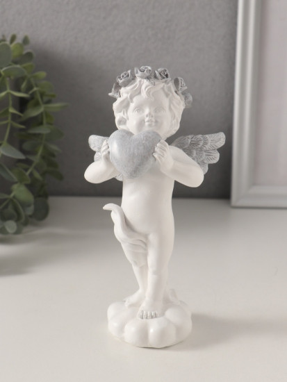 Фигурка «Ангелочек с сердцем в руках