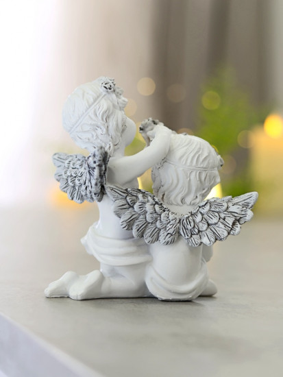 Фигурка «Ангелочки вплетают венок в волосы с сердцем»