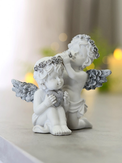 Фигурка «Ангелочки вплетают венок в волосы с сердцем»