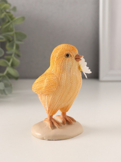 Фигурка «Вязаный цыплёнок с ромашкой в клюве»
