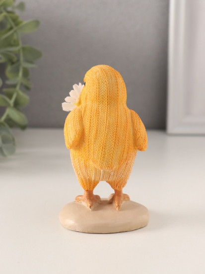 Фигурка «Вязаный цыплёнок с ромашкой в клюве»