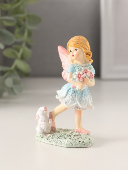 Фигурка «Девочка-фея с кроликом, охапкой цветов»