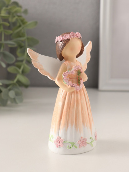 Фигурка «Девушка-ангел в персиковом платье, с венком-сердце»