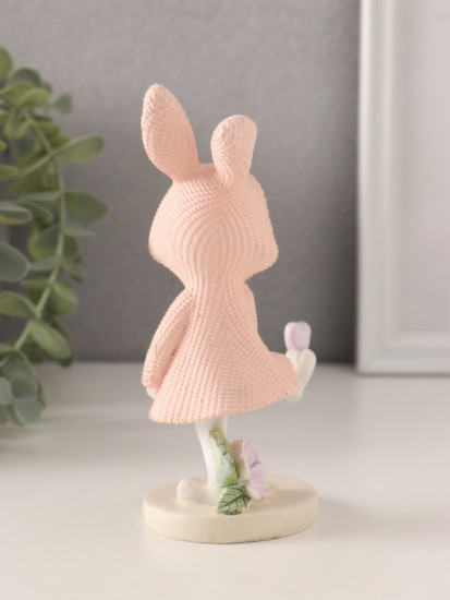 «Зайка в вязаном розовом платьице, сердечко на лапе»