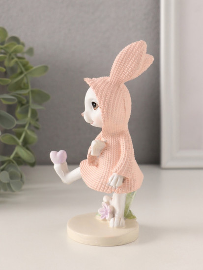 «Зайка в вязаном розовом платьице, сердечко на лапе»