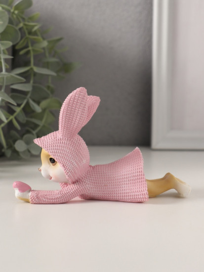 Фигурка «Зайка в вязаном розовом платьице, смотрит на сердечко»