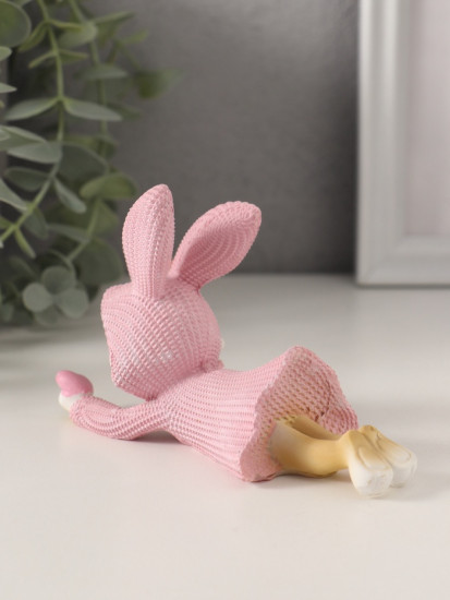 Фигурка «Зайка в вязаном розовом платьице, смотрит на сердечко»