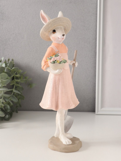 «Зайка в сарафане и шляпке, с лопатой и цветами в горшке»