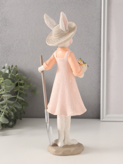 «Зайка в сарафане и шляпке, с лопатой и цветами в горшке»