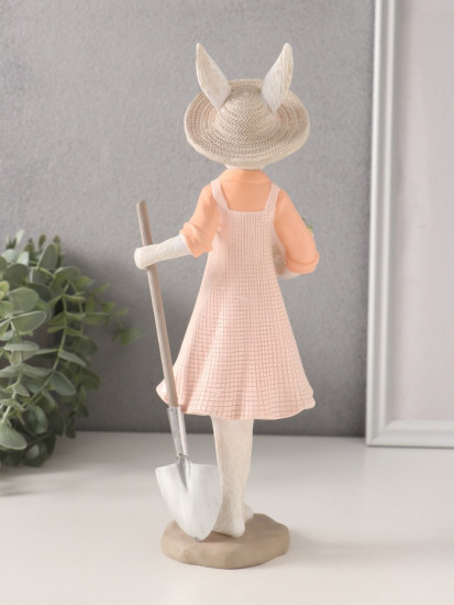 «Зайка в сарафане и шляпке, с лопатой и цветами в горшке»