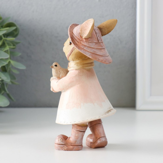 Фигурка «Зайка в шляпке и дождевике с воробышком»