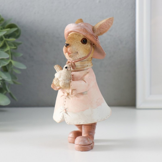 Фигурка «Зайка в шляпке и дождевике с воробышком»