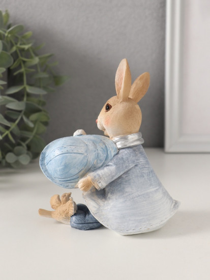 Фигурка «Зайка в шляпке и дождевике: с птичкой»