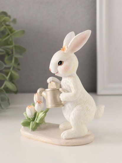 Фигурка «Зайка поливает тюльпаны из лейки»