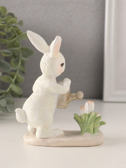Фигурка «Зайка поливает тюльпаны из лейки»