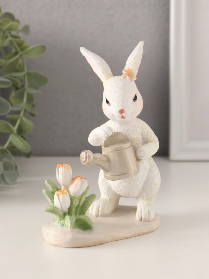 Фигурка «Зайка поливает тюльпаны из лейки»