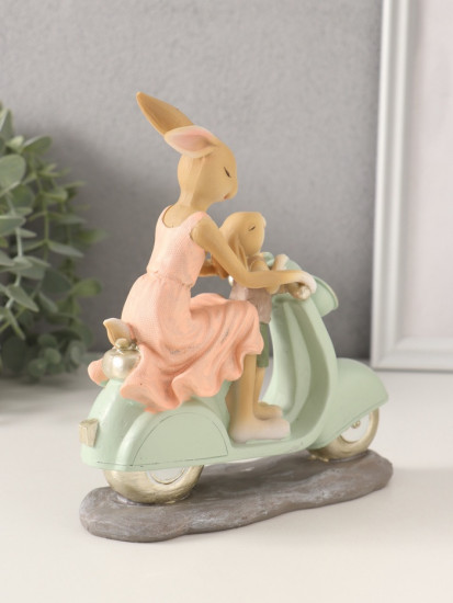 Фигурка «Зайки. Мама с сыном на мопеде»