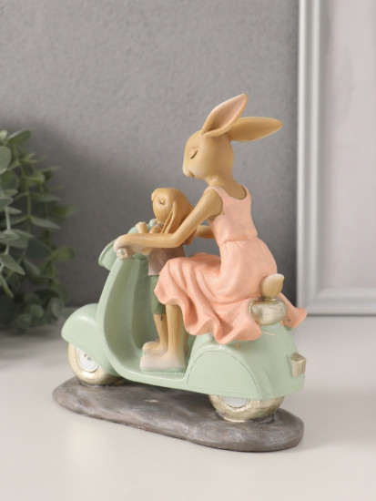 Фигурка «Зайки. Мама с сыном на мопеде»