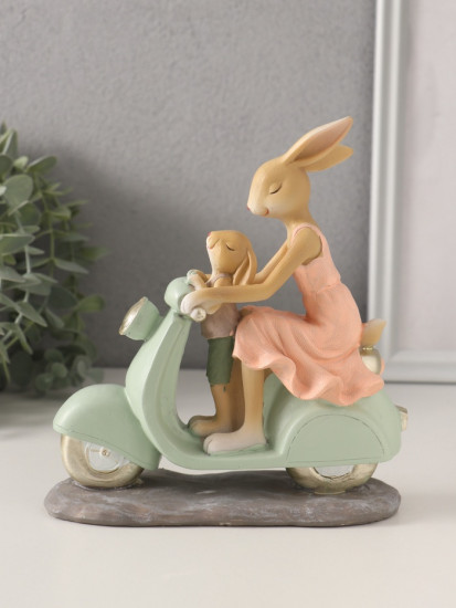 Фигурка «Зайки. Мама с сыном на мопеде»