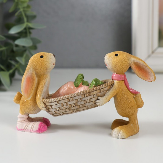 Фигурка «Зайчата несут корзину моркови»