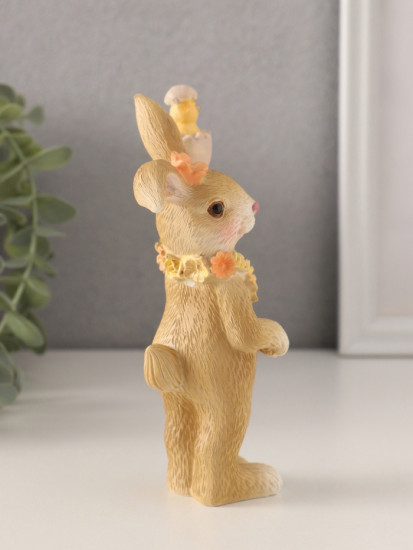 Фигурка «Зайчик в цветочном венке и цыплёнком в скорлупе»