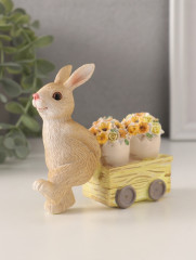 Фигурка «Зайчик везёт цветочные горшки на тележке» - Фото 2