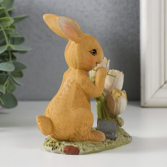 Фигурка «Зайчик на полянке с тюльпанами»
