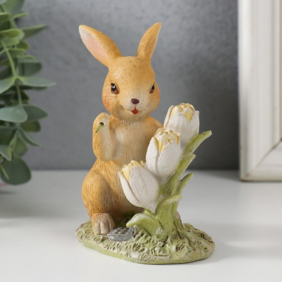 Фигурка «Зайчик на полянке с тюльпанами»