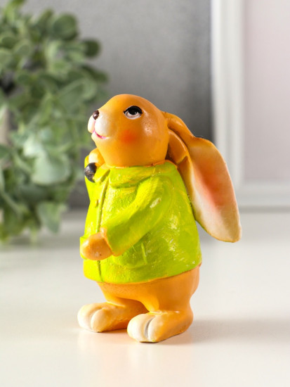 Фигурка «Зайчик с лопатой в зелёном пальто»