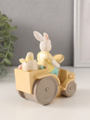 Фигурка «Заяц-тракторист с цыплёнком и яичками в кузове» - Фото 3