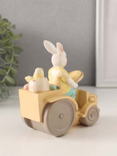 Фигурка «Заяц-тракторист с цыплёнком и яичками в кузове»