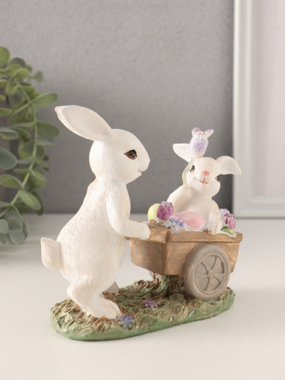 Фигурка «Кролик везет крольчонка в тележке с незабудками»