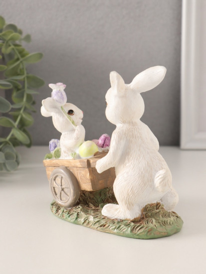 Фигурка «Кролик везет крольчонка в тележке с незабудками»