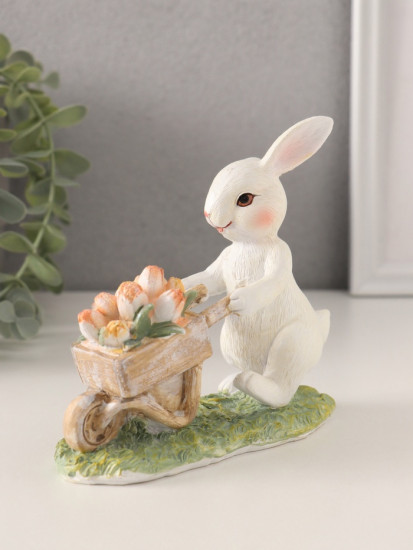 Фигурка «Кролик везет тележку с тюльпанами»