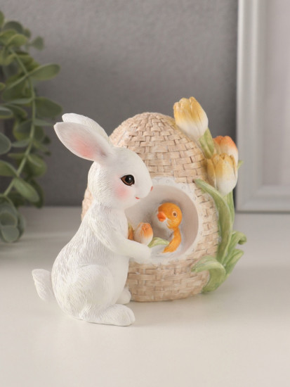 Фигурка «Кролик с цыплёнком в плетённом яйце с тюльпанами»