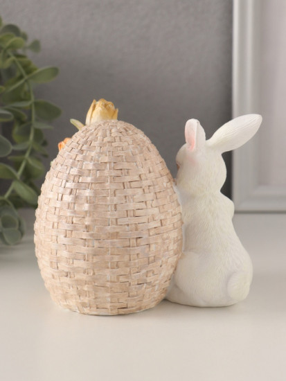 Фигурка «Кролик с цыплёнком в плетённом яйце с тюльпанами»