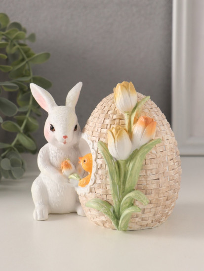 Фигурка «Кролик с цыплёнком в плетённом яйце с тюльпанами»