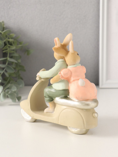 Фигурка «Кролики: катание на мопеде»