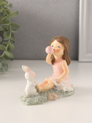 Фигурка «Малышка надувает шарик с зайчиком на лужайке» - Фото 1