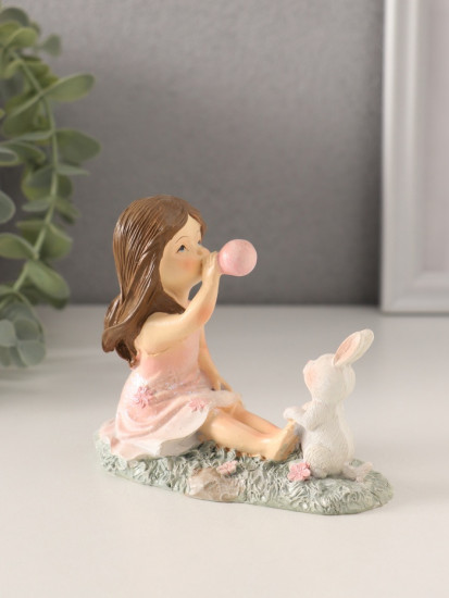 Фигурка «Малышка надувает шарик с зайчиком на лужайке»