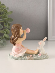 Фигурка «Малышка надувает шарик с зайчиком на лужайке» - Фото 3
