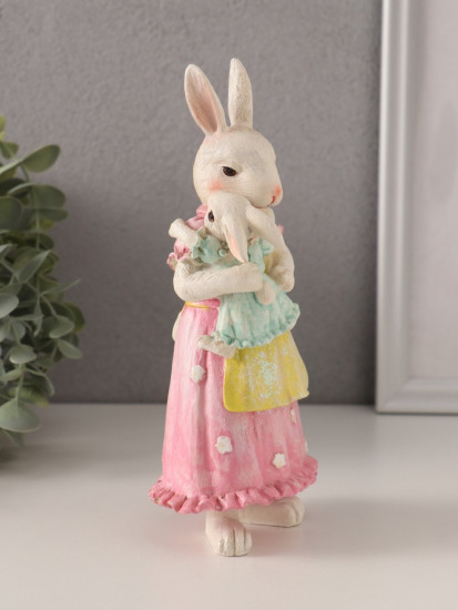 Фигурка «Мама крольчиха с дочкой в нарядных платьях»