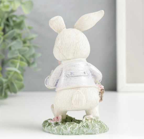 Фигурка «Нарядный зайчик с корзиной цветов на полянке»