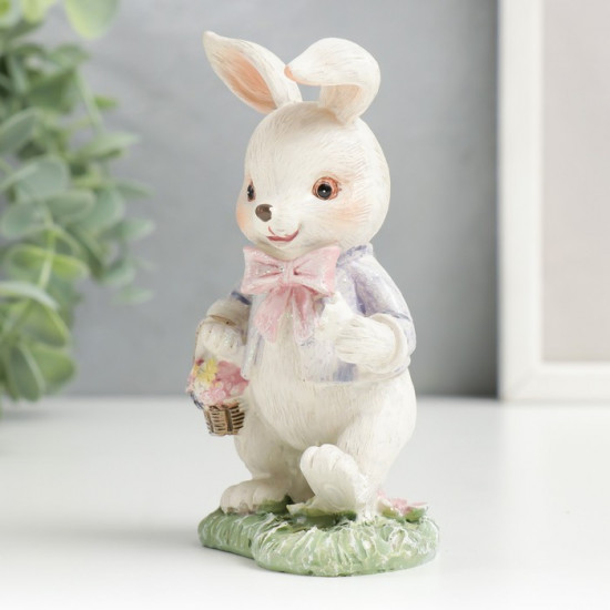 Фигурка «Нарядный зайчик с корзиной цветов на полянке»