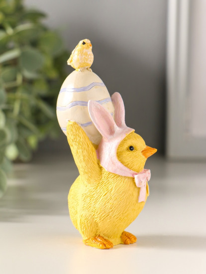 Фигурка «Цыплёнок в розовой шапке с заячьими ушками несёт яичко»